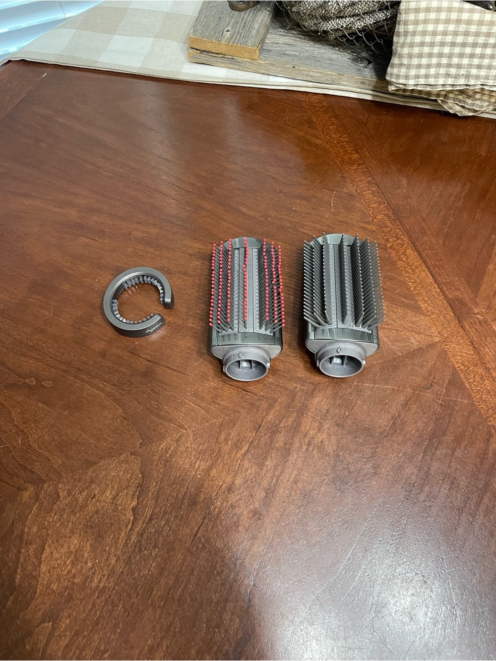 Dyson Airwrap Attachments Fuchsia soft
/ firm brush & filter new